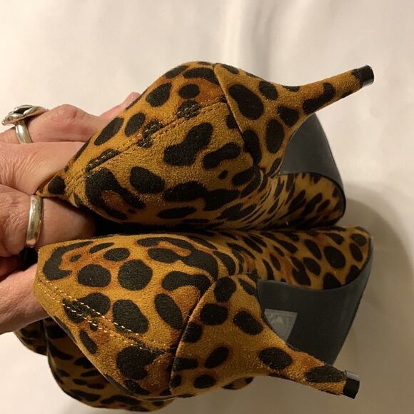 MACKIN Size 7 animal print bootie (above ankle) with kitten heels. - Picture 10 of 10